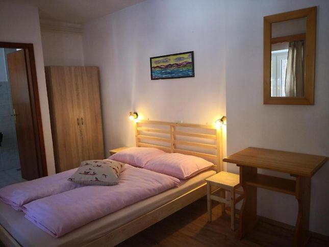 Rooms Barovc By The Lake Jasna Краньска Гора Экстерьер фото A bedroom in a hostel