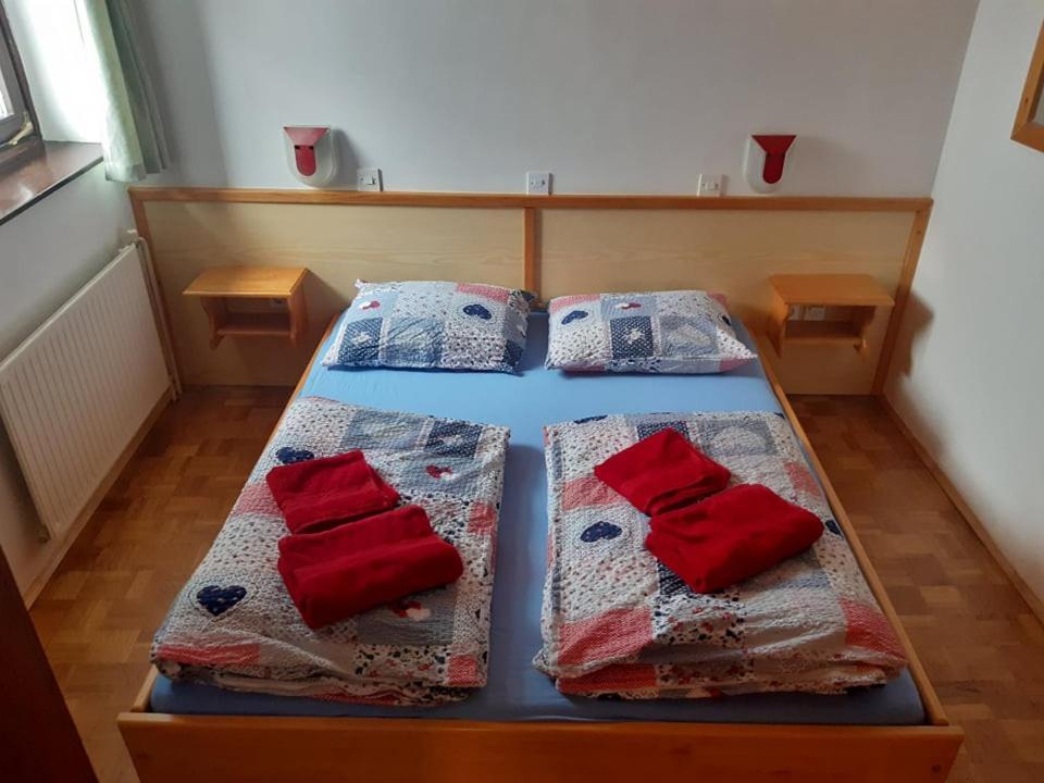 Rooms Barovc By The Lake Jasna Краньска Гора Экстерьер фото A guest room at the hostel