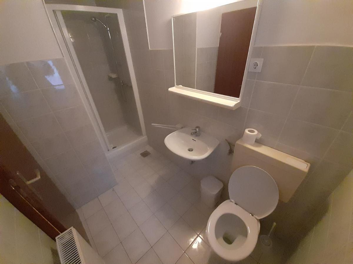 Rooms Barovc By The Lake Jasna Краньска Гора Экстерьер фото Bathroom in a typical apartment