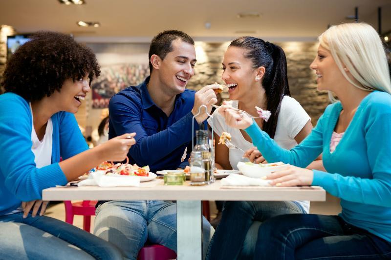 Rooms Barovc By The Lake Jasna Краньска Гора Экстерьер фото A group of friends eating together