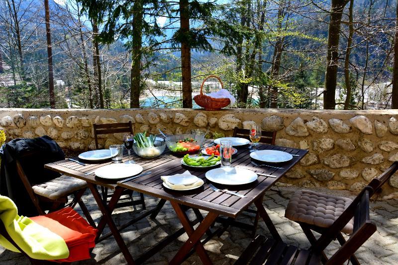 Rooms Barovc By The Lake Jasna Краньска Гора Экстерьер фото A table set for a meal