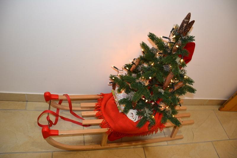 Rooms Barovc By The Lake Jasna Краньска Гора Экстерьер фото A Christmas tree on a sled